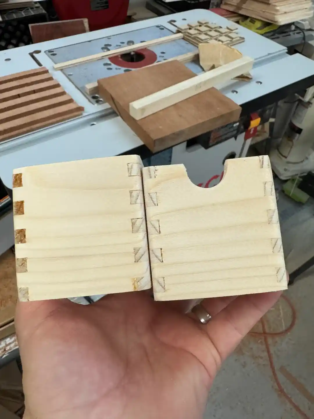 Ahşap Kutularda Yarım Daire Parmak Çekme Oyuntusu Açma Teknikleri ve İpuçları