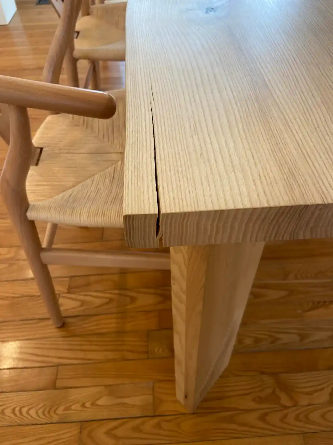 Ahşap Yemek Masası Çatlaklarının Nedenleri ve Etkili Onarım Yöntemleri