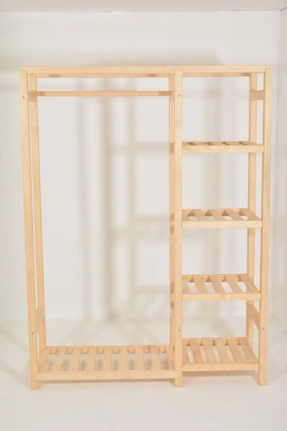 BRK Design Ahşap Açık Gardrop: Estetik ve Fonksiyonellik Sunan Modern Mobilya Seçeneği