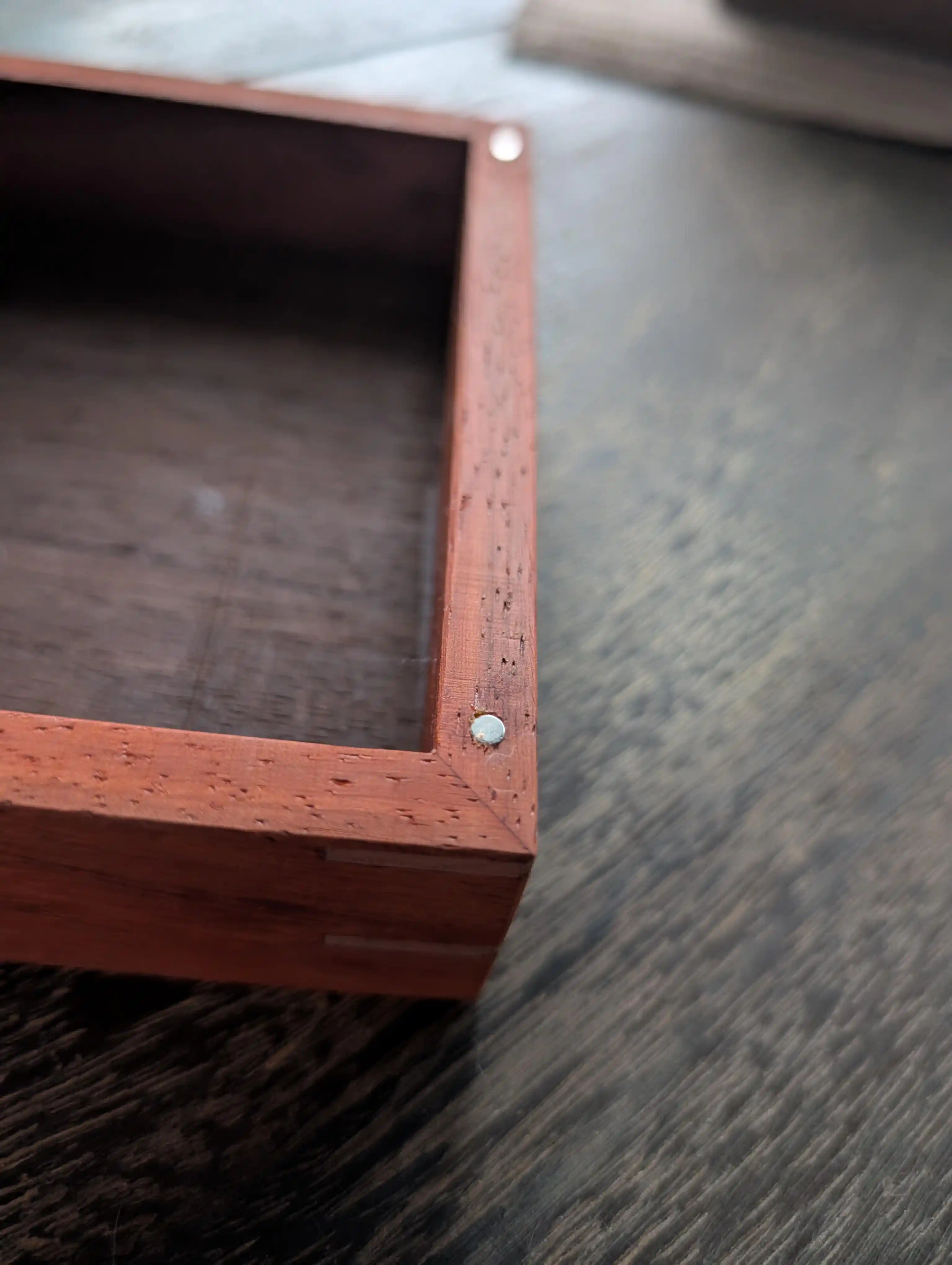 Çılgın Tutkal ile Yapıştırılmış Mıknatısların Ahşap Yüzeyden Güvenli Çıkarılması Yöntemleri