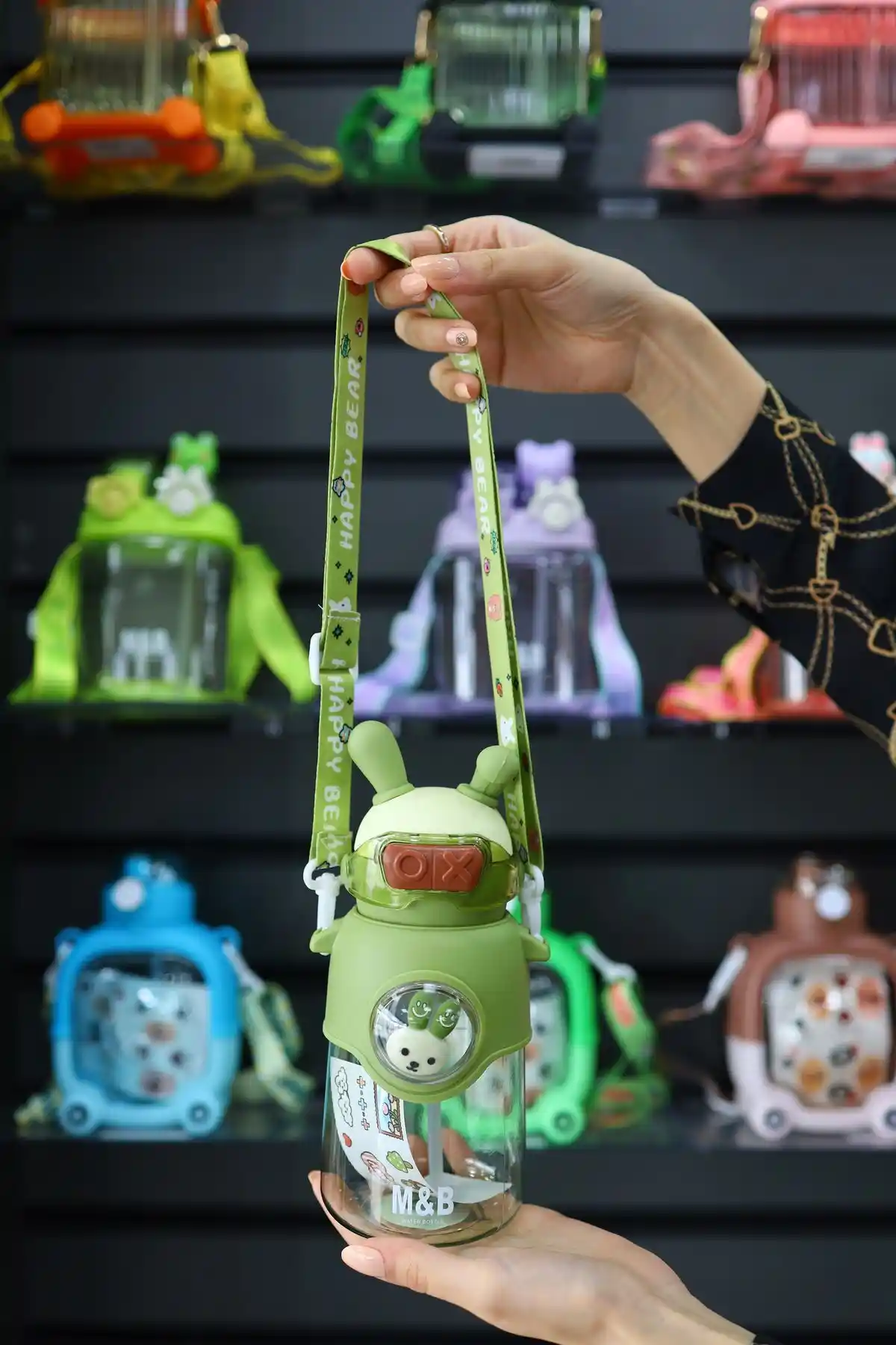 Çocuklar İçin Sevimli ve İşlevsel Astronot Tavşan Figürlü Su Şişesi 750 ml kapasiteyle