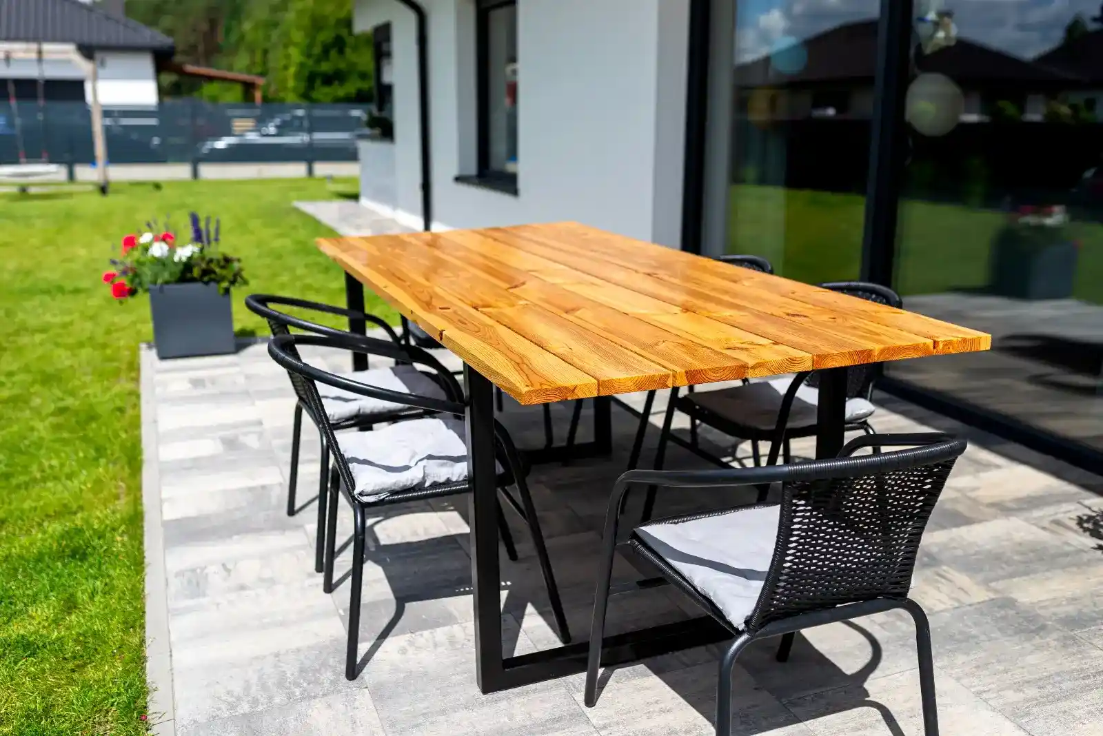 Dış Mekan Mobilyalarında Tik ve Akasya Ahşaplarının Dayanıklılık ve Kullanım Karşılaştırması