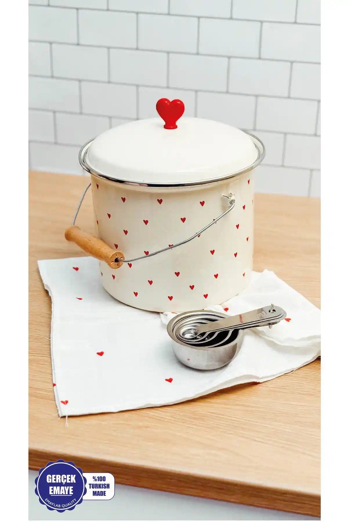 EMAYlab Cupid Kalp Desenli Emaye Bakracı: Estetik ve Fonksiyonellik Bir Arada