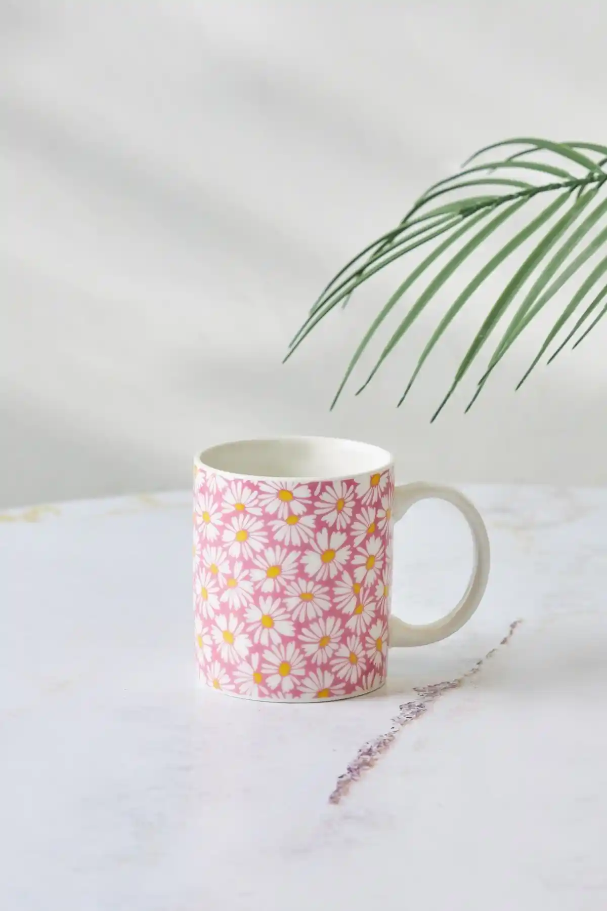 Karaca Pembe Papatya Kupa 360 ml şık tasarım ve dayanıklılık sağlayan porselen içecek kabı