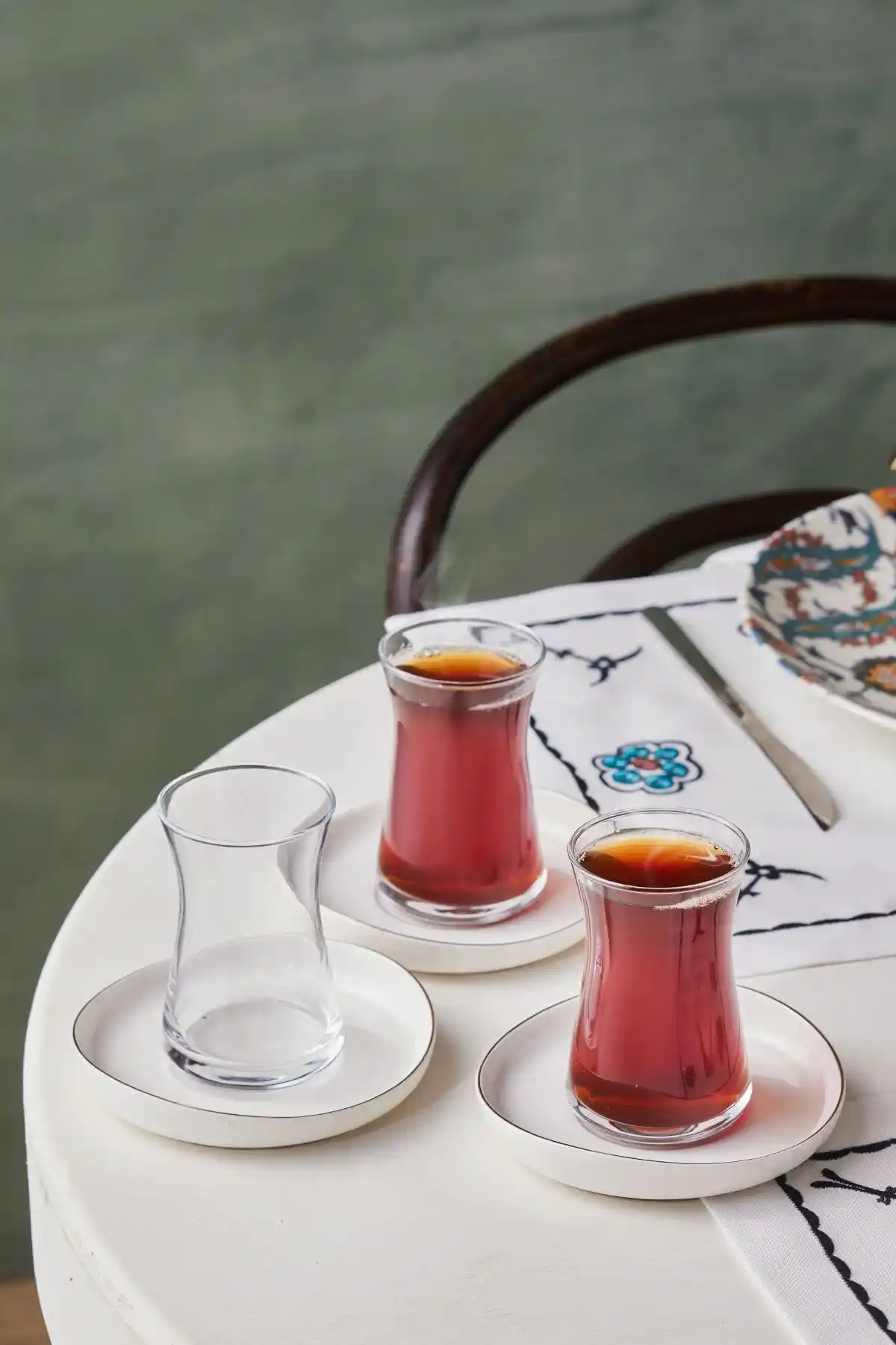 Karaca Streamline Hole 12 Parça Cam Çay Seti: Estetik ve Fonksiyonellik Bir Arada