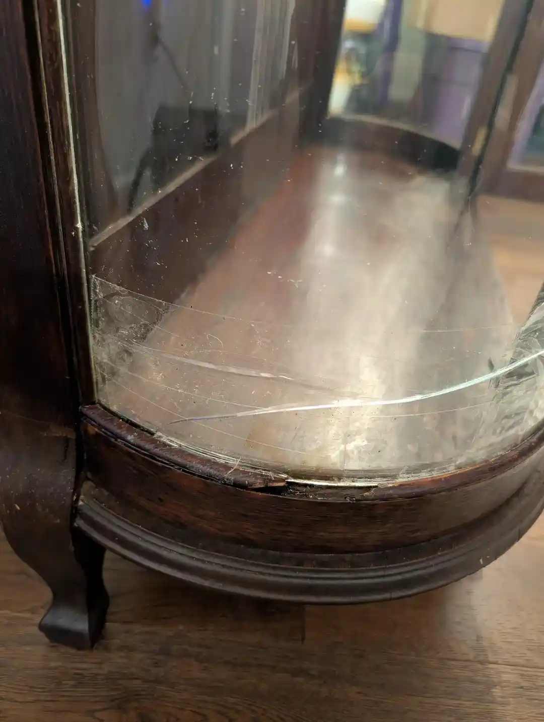 Kırık Kavisli Cam Onarımı ve Değişimi: Yöntemler, Güvenlik ve Maliyet Analizi