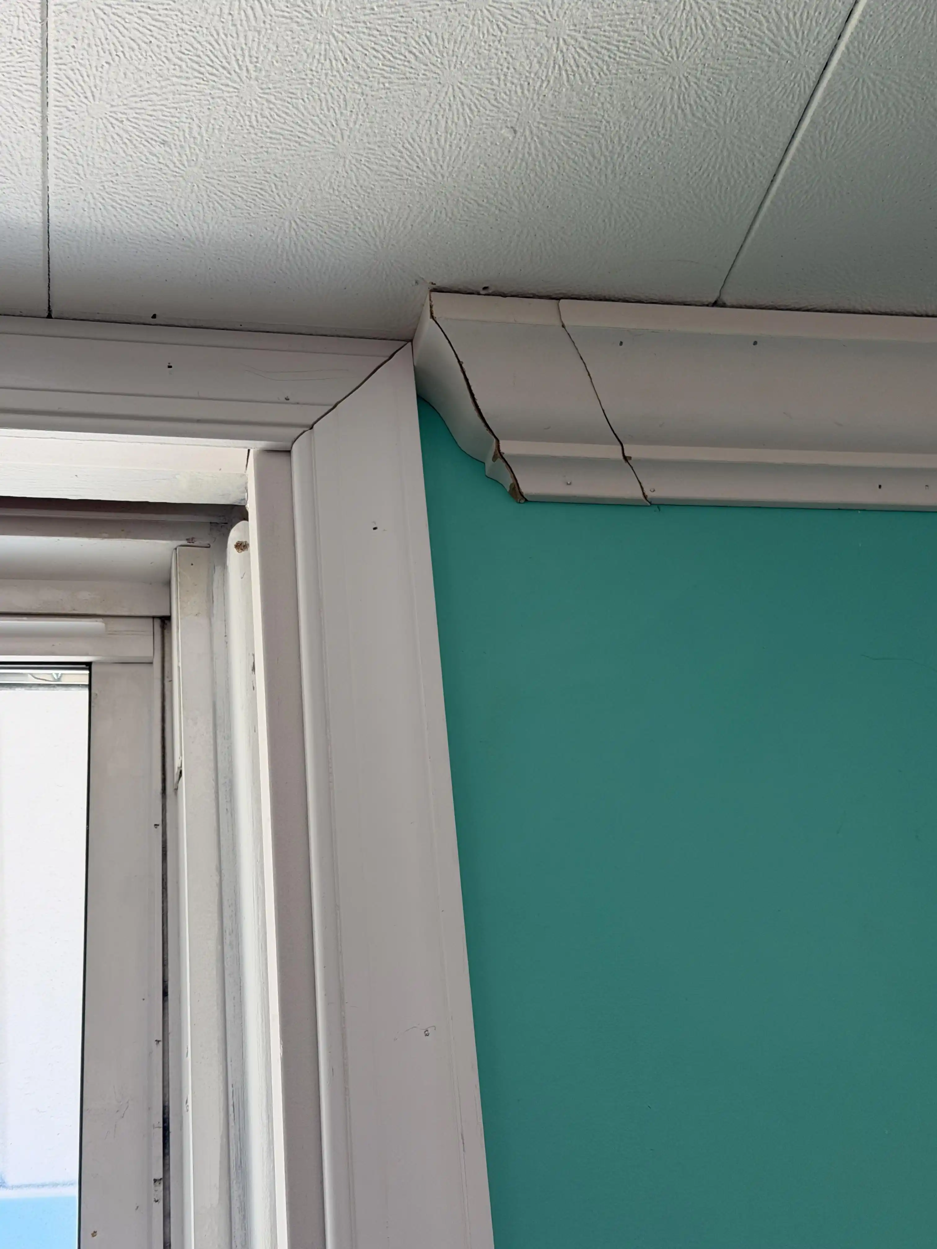 Pencere Kenarlarında Taç Profili Montajı: Ölçüm, Uygulama ve Estetik Yaklaşımlar