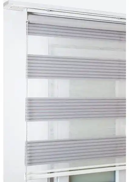 Perde Modelleri Karşılaştırması: Gri Geniş Pileli Zebra ve Krem Stor Perde