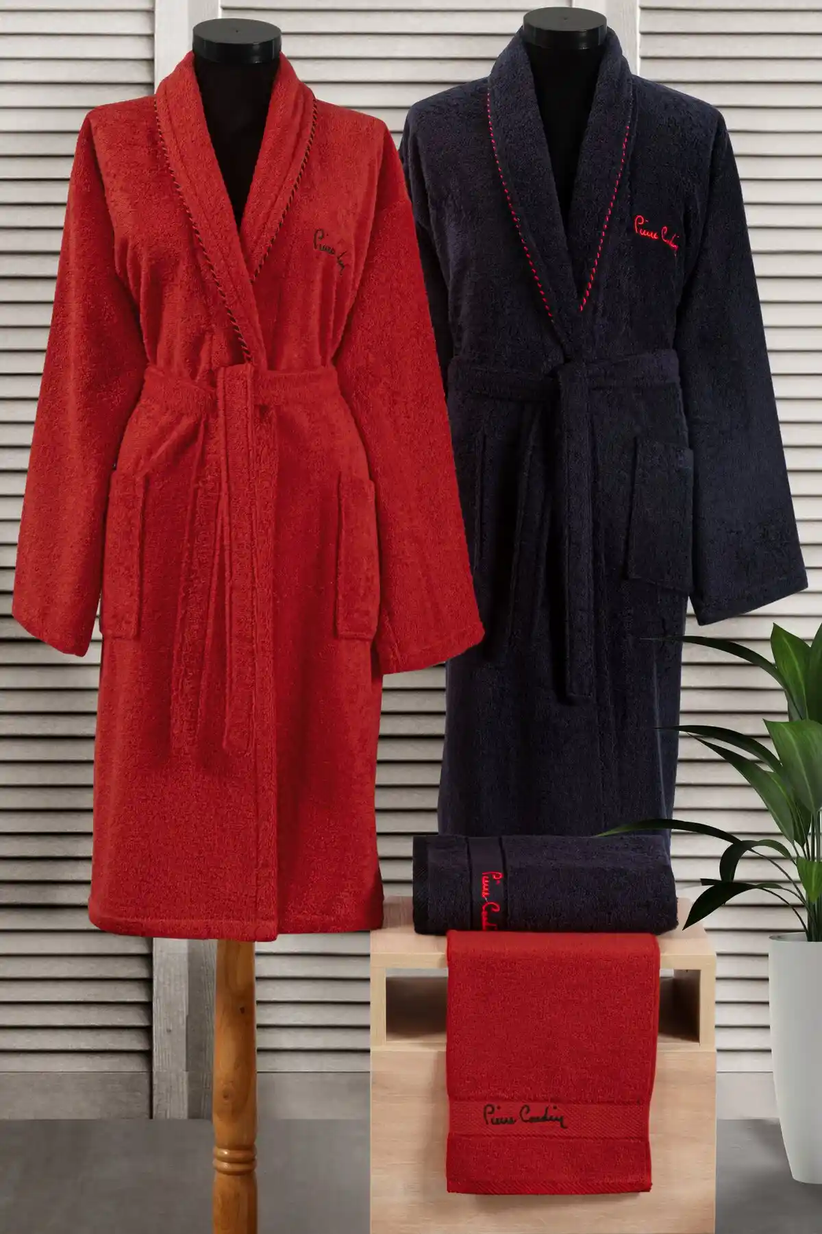 Pierre Cardin 4'lü Aile Bornoz Seti Kırmızı Siyah Modern ve Konforlu Tasarım