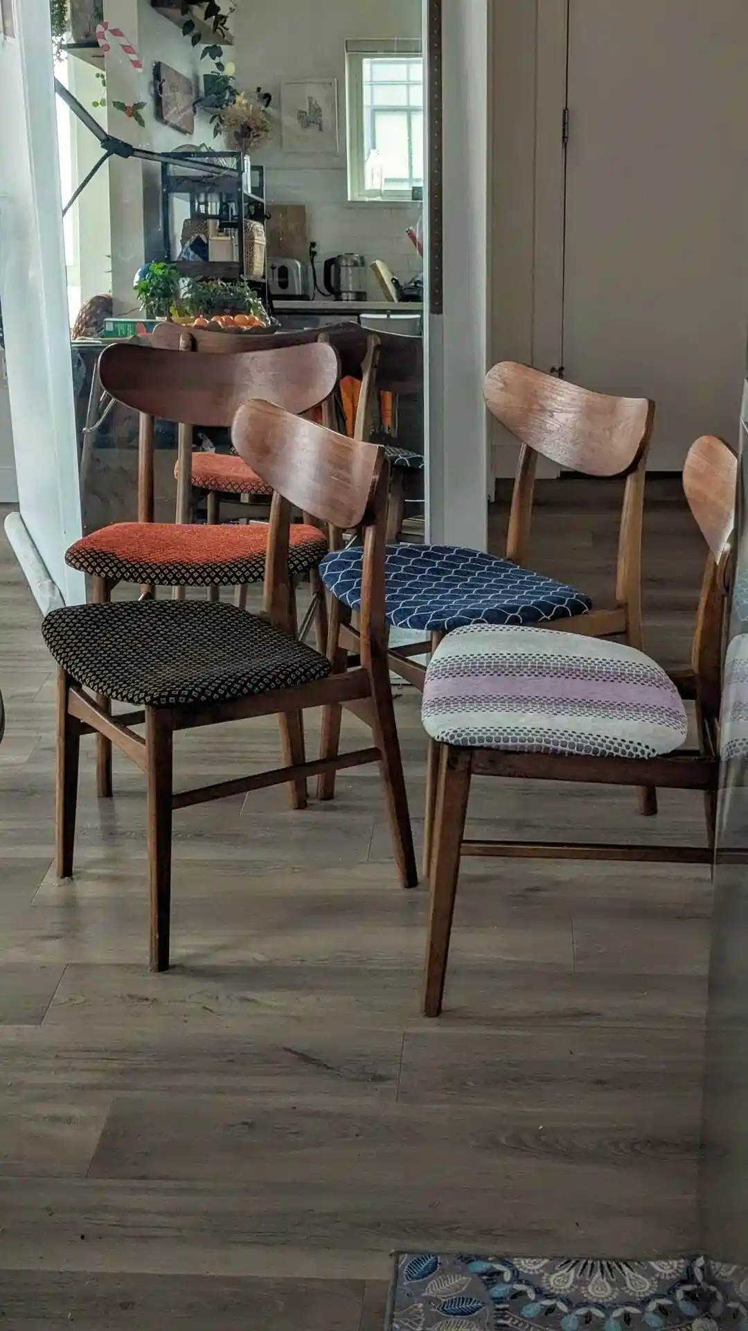 Yapıştırıcı Lekeleriyle Zarar Gören Sandalyelerin Yeniden Döşenmesi ve Kumaş Seçimi Rehberi