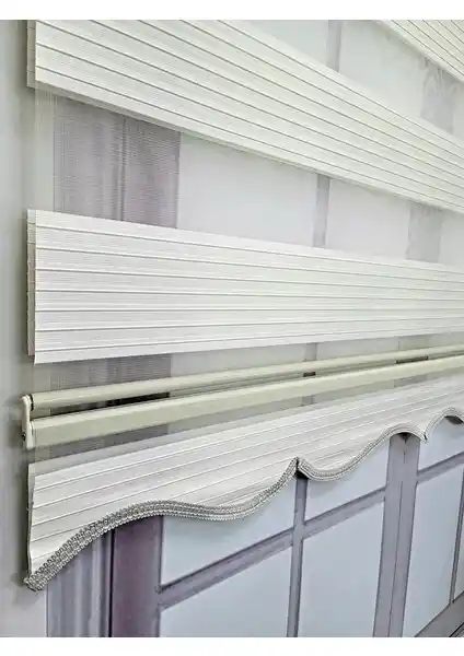 Zebra Stor Perde Karşılaştırması: Dayanıklılık ve Estetik Özellikler Analizi