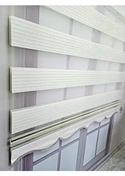 BBB Pliseli Zebra Stor Perde Ekru MZ481: Şık ve Fonksiyonel Dekorasyon Çözümü