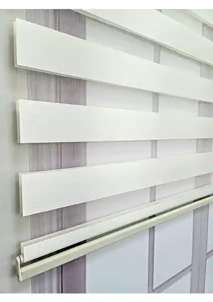 BBB Zebra Stor Perde Ekru MZ508: Modern ve Şık Tasarım ile Fonksiyonel İç Mekan Dekorasyonu