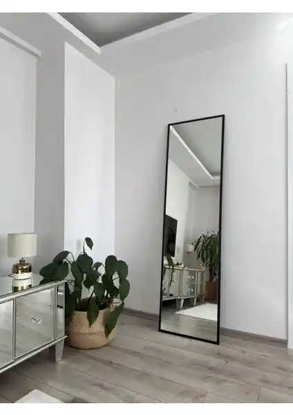 Effe Yapı Siyah Metal Çerçeveli 180x50 cm Boy Aynası - Modern ve Dayanıklı Dekoratif Ayna