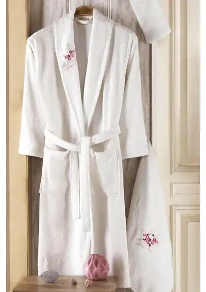 Güvenal Pamuxu 4 Parça Tekli Bornoz Seti Konfor ve Şıklık Sunan Yüksek Kaliteli Tekstil Ürünü