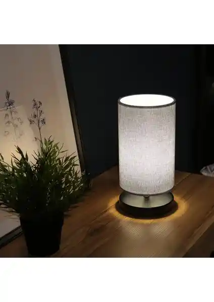 Modern Kumaş Başlıklı Abajur ile Evinize Zarif ve Fonksiyonel Aydınlatma Çözümü