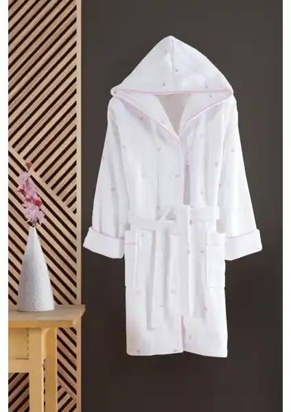 Varol Kalpli Nakışlı %100 Pamuk Love Serisi Bornoz: Şıklık ve Konforun Bir Arada Sunulduğu Modern Tasarım