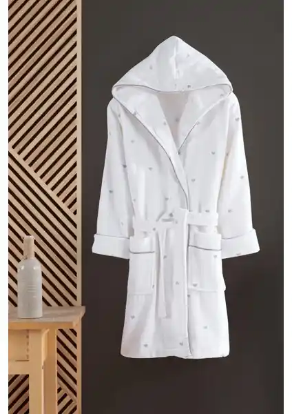 Varol Kalpli Nakışlı %100 Pamuk Love Serisi Bornoz: Şıklık ve Konforun Birleşimi