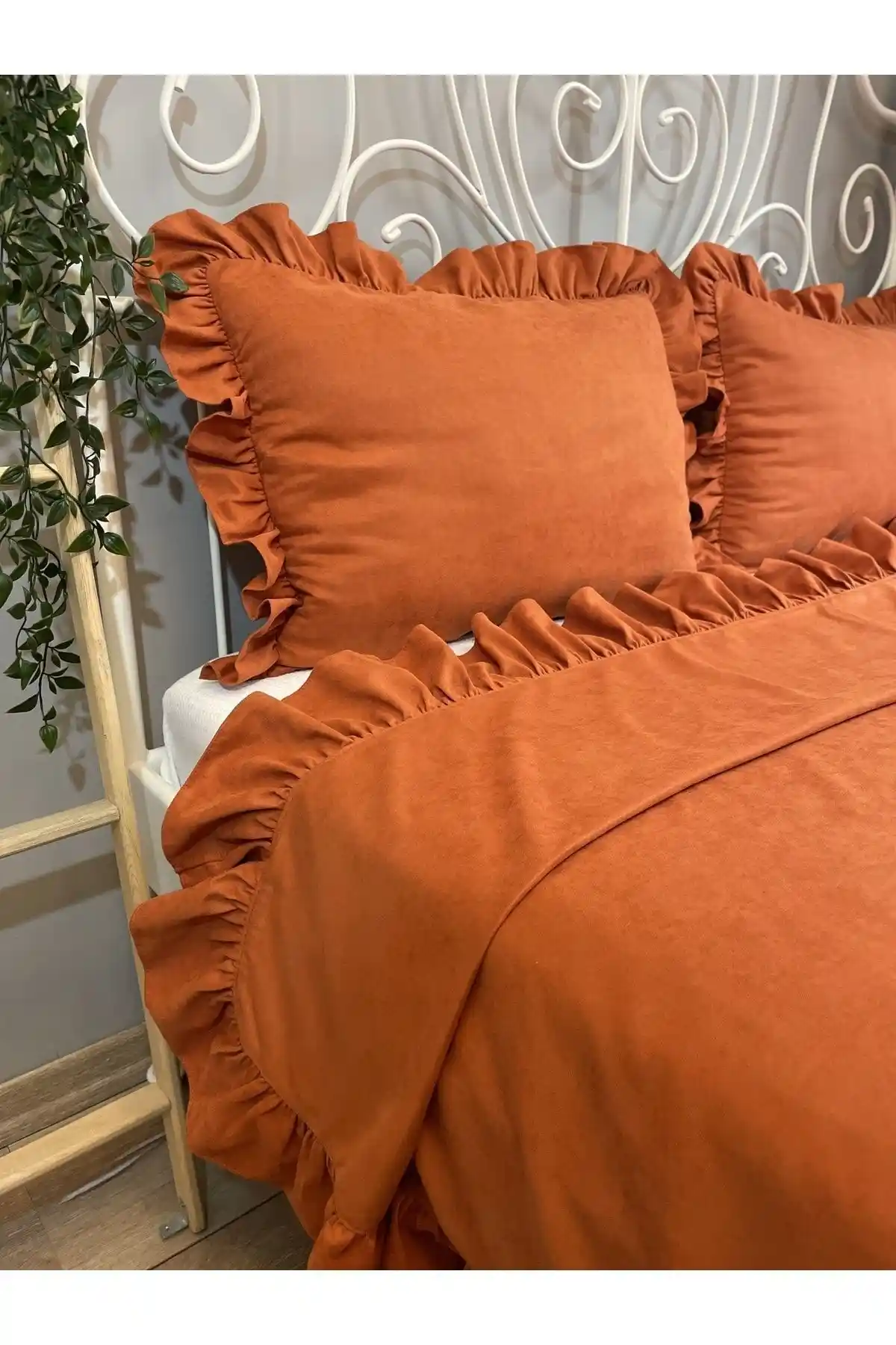Decamor Home Kiremit Tarçın Rengi Fırfırlı Yatak Örtüsü Seti Estetik ve Fonksiyonel Tasarım