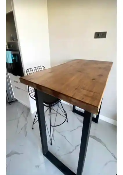 Doğal Ağaç Bar Masası: Estetik ve Dayanıklılığı Bir Arada Sunan Tasarım