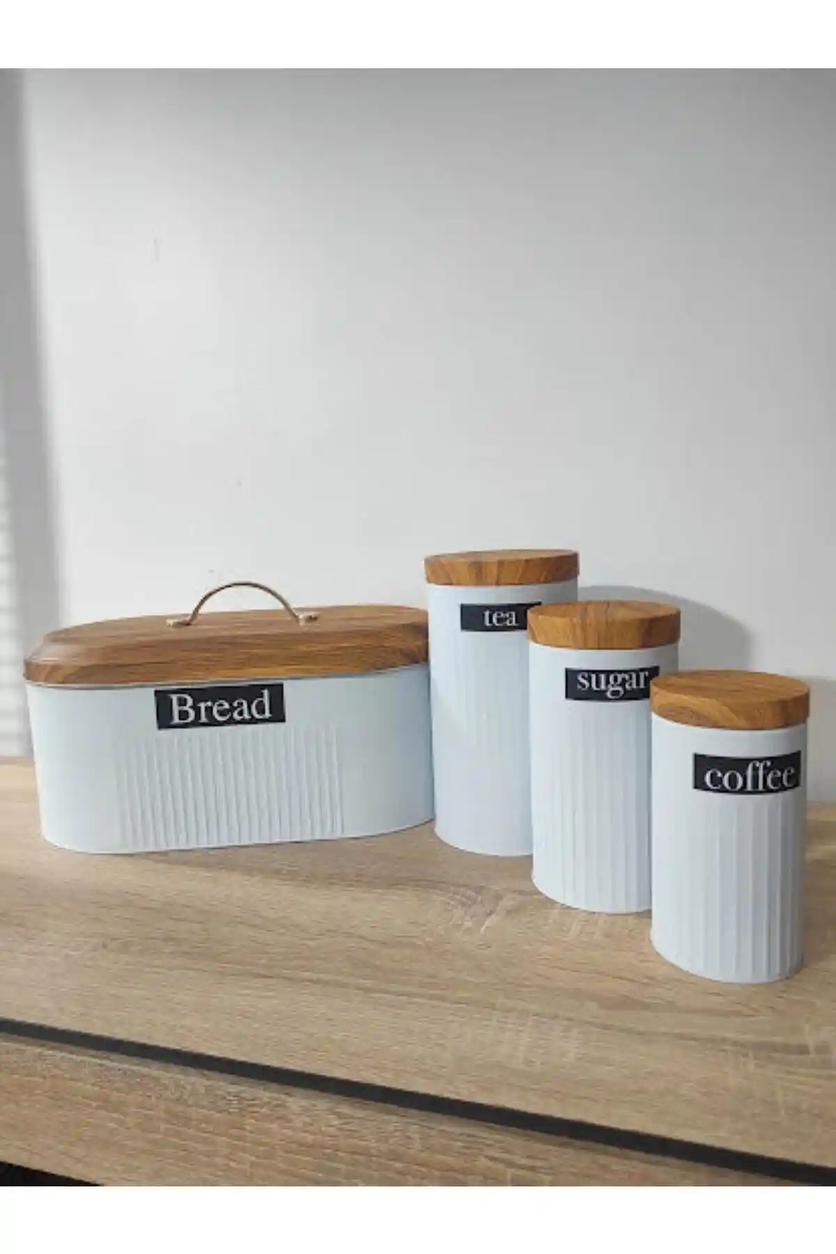 Genel Markalar Bambu Kapak Görünümlü Metal Ekmeklik ve 3'lü Kavanoz Seti ile Modern Mutfak Dekorasyonu