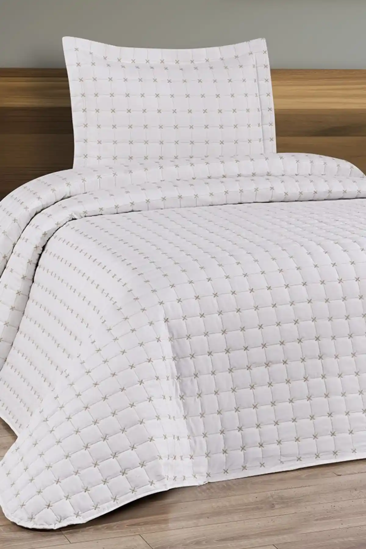 Hayal Krem Yatak Örtüsü: Estetik ve Dayanıklı Tekstil Ürünü