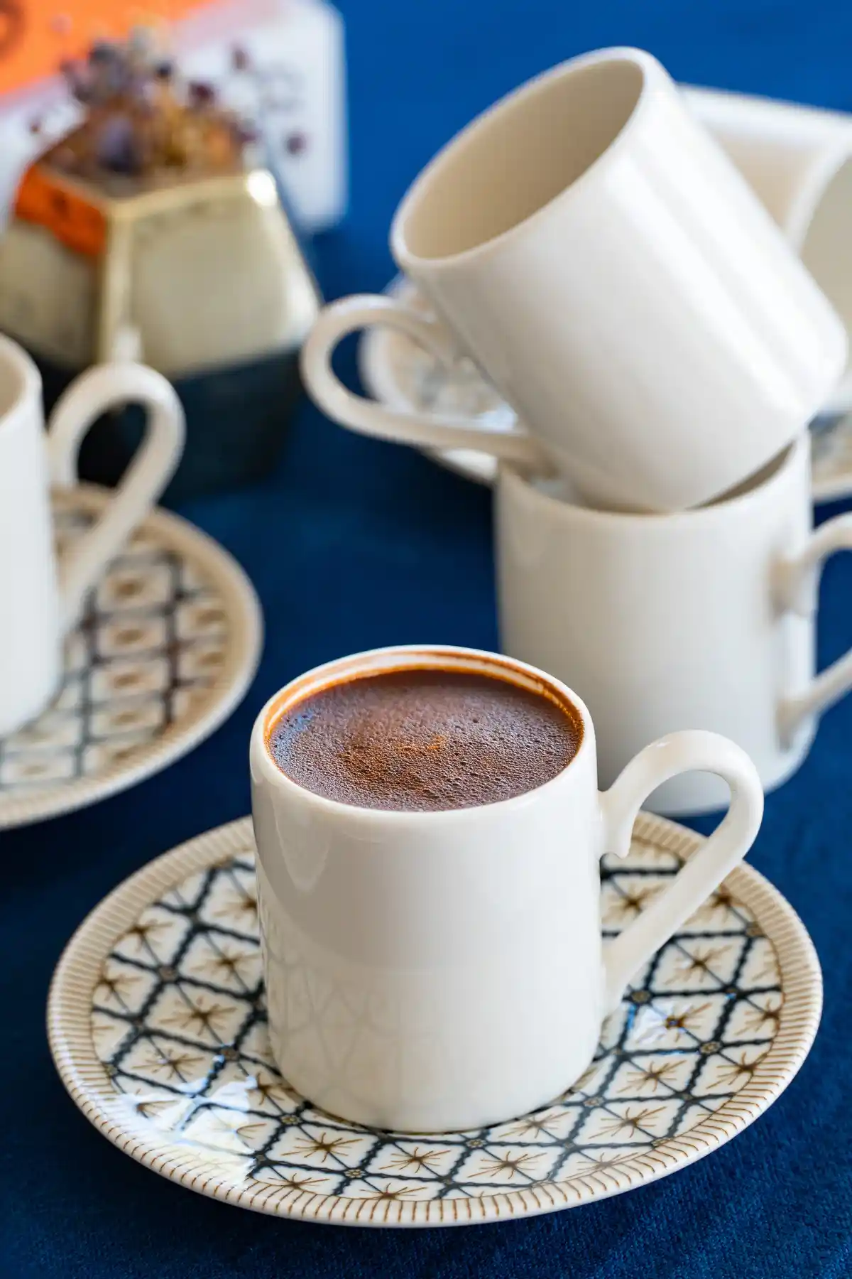 Heda Porselen Beste 12 Parça 6 Kişilik Kahve Takımı Modern ve Renkli Tasarımıyla Şıklık Sunar