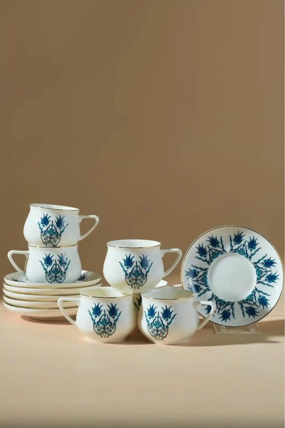 Karaca İznik Yeni Form 6 Kişilik Kahve Fincanı Takımı Modern ve Şık Tasarım