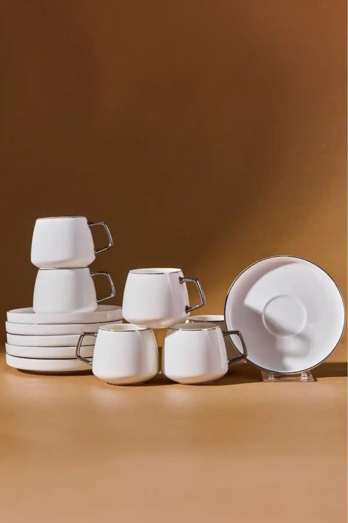 Karaca Satürn Platin 6 Kişilik Kahve Fincanı Takımı Modern ve Şık Tasarımıyla Öne Çıkar