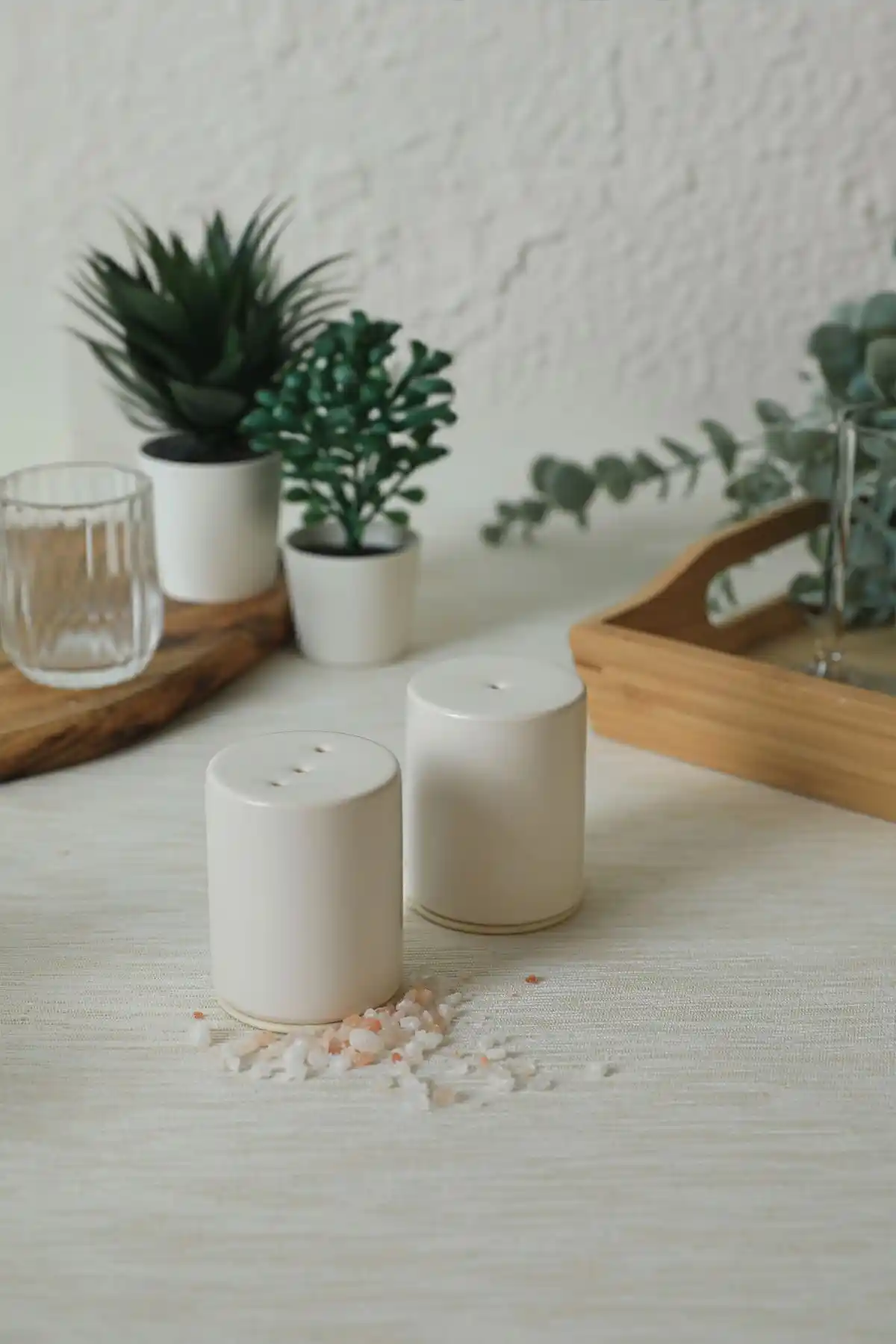 Keramika Mat Beyaz Stackable Tuzluk ve Biberlik Seti Estetik ve Fonksiyonel Mutfak Aksesuarı