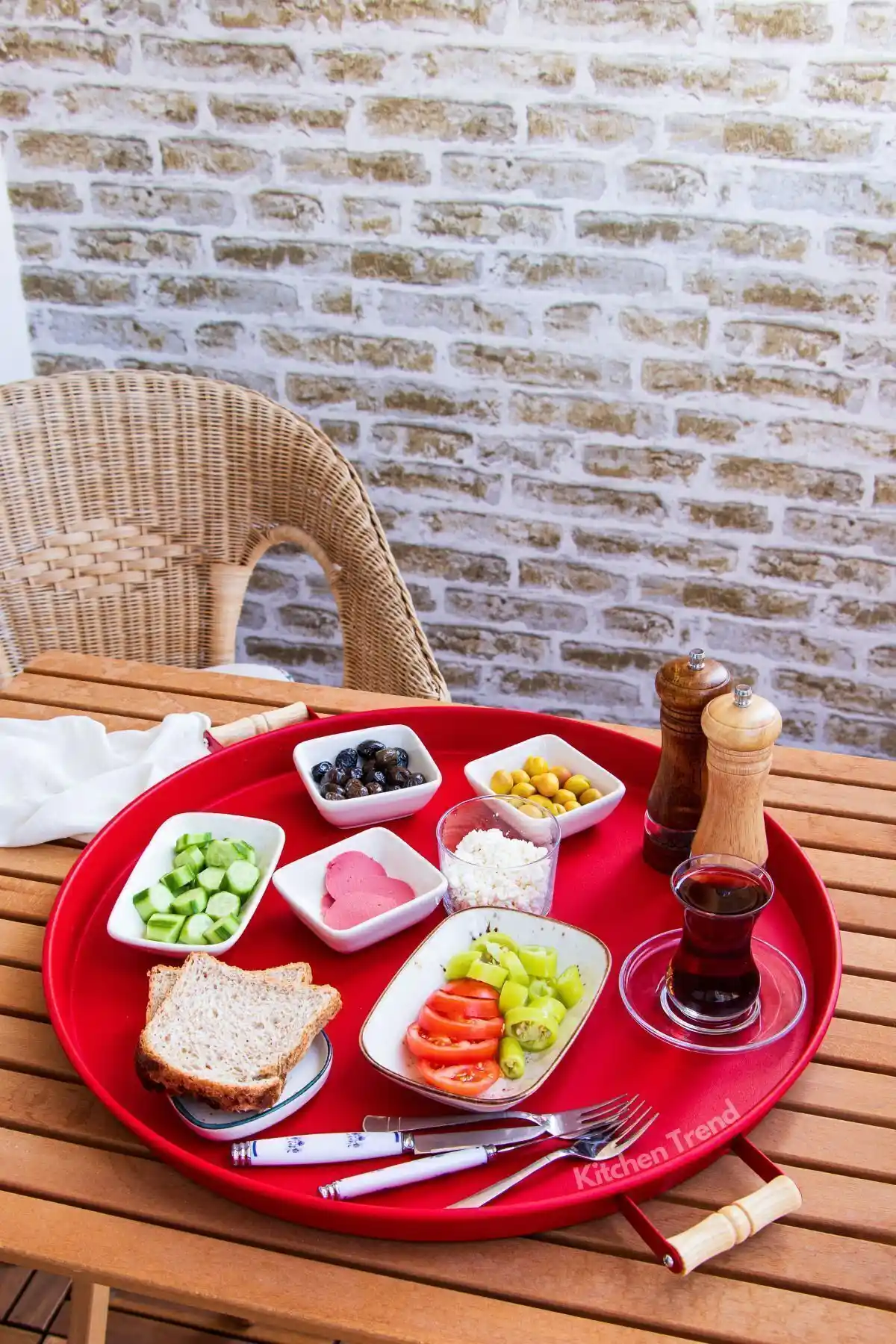 Kitchen Trend 51 Cm Kırmızı Metal Tepsi Ahşap Kulplu Şık ve Dayanıklı Tasarım