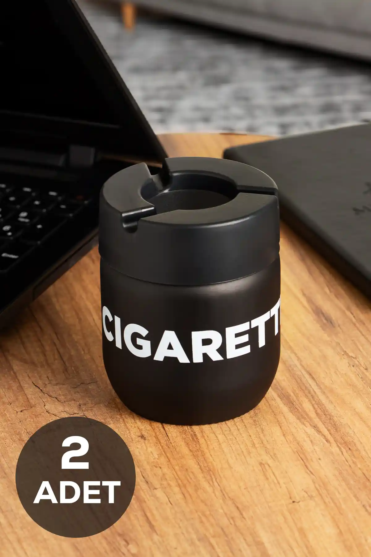 Modern Siyah Cam Küllük: Estetik ve Fonksiyonellik ile Sigara Kullanımı İçin Uygun