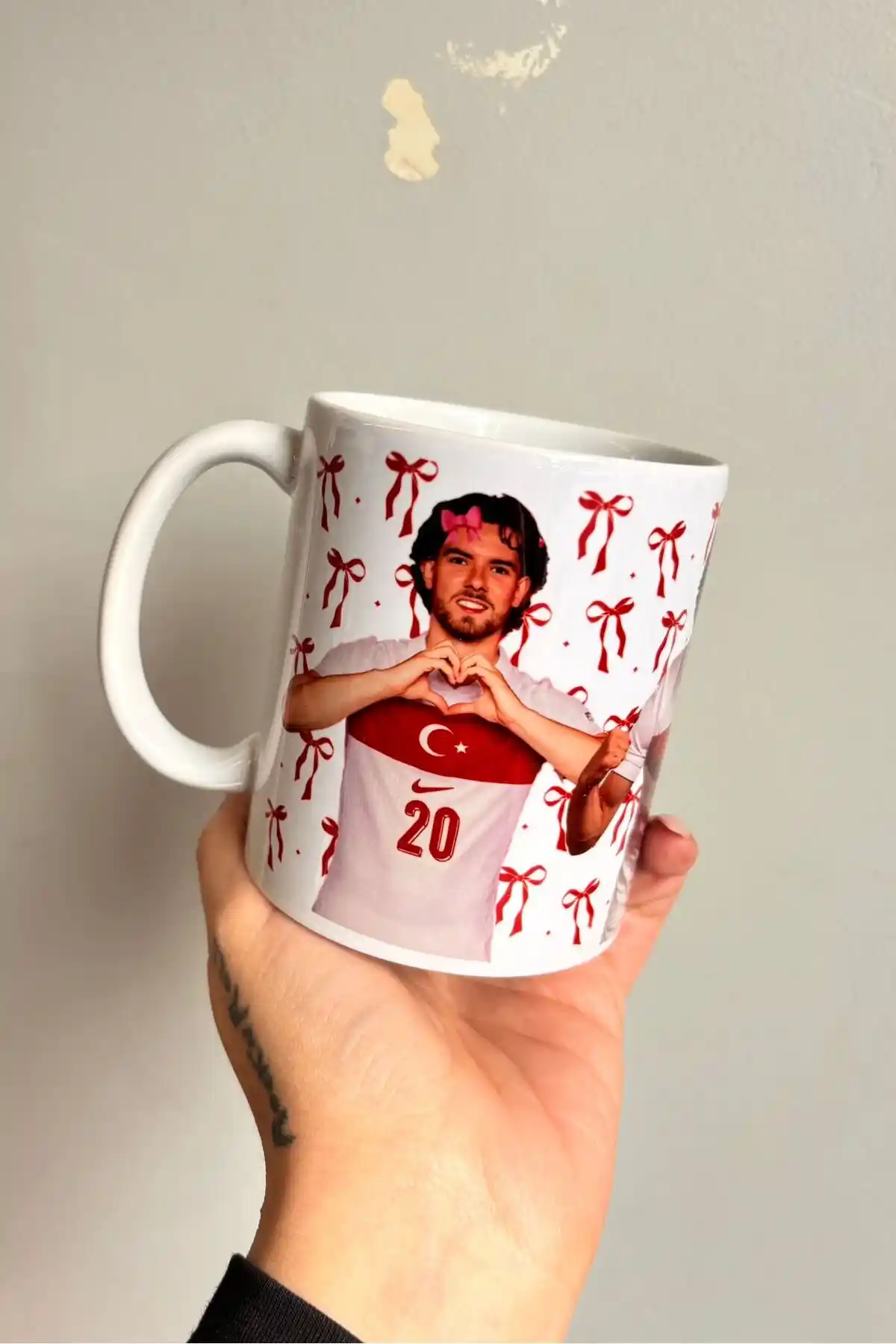 Namgo Ferdi Kadıoğlu Beyaz Porselen Kupa Bardak: Estetik ve Dayanıklı Tasarım Özellikleri