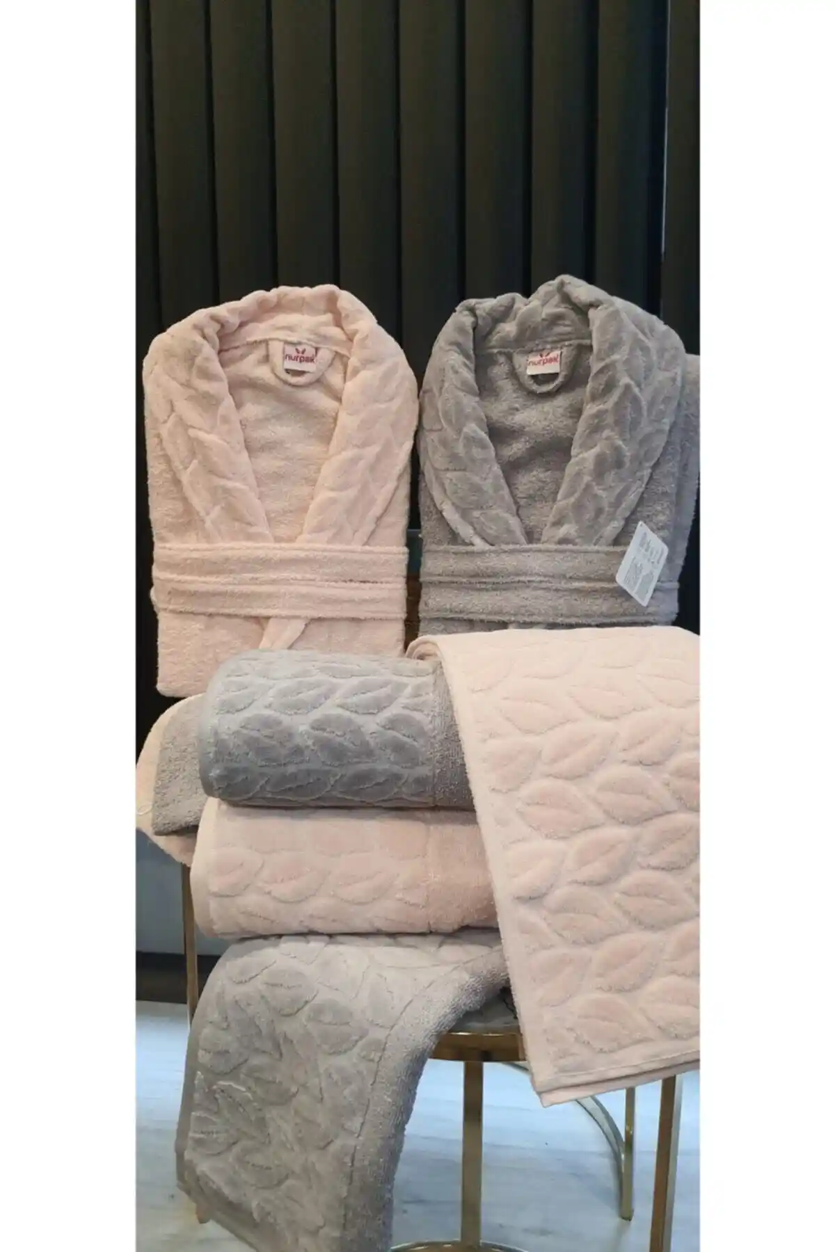 Nurpak Hazal Pamuklu 8 Parça Aile Bornoz Seti Şıklık ve Konfor Sunar