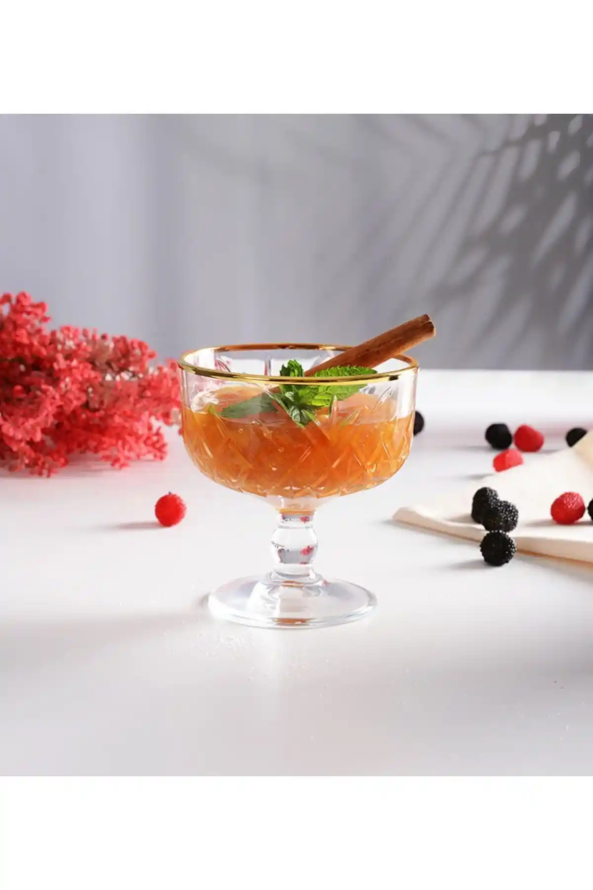 Pasabahçe Timeless Golden Touch 4'lü Ayaklı Dondurmalık Seti Şıklık ve Fonksiyonellik Sunar