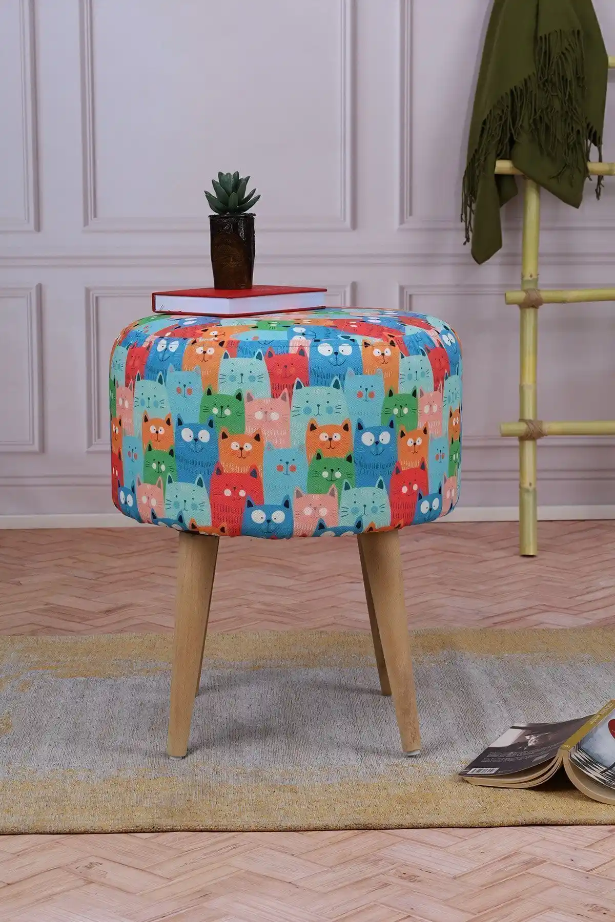 PufyHome Etna Cat Çok Amaçlı Doğal Ahşap Ayaklı Dekoratif Puf Özellikleri ve Kullanım Alanları