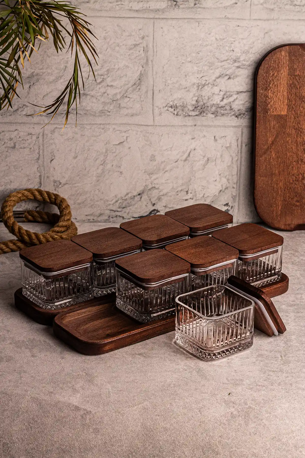 Snippy Bella Kare 10 Parça Tepsili Ahşap Vakumlu Kapaklı Cam Kahvaltılık Ürün Özellikleri ve Kullanım Avantajları