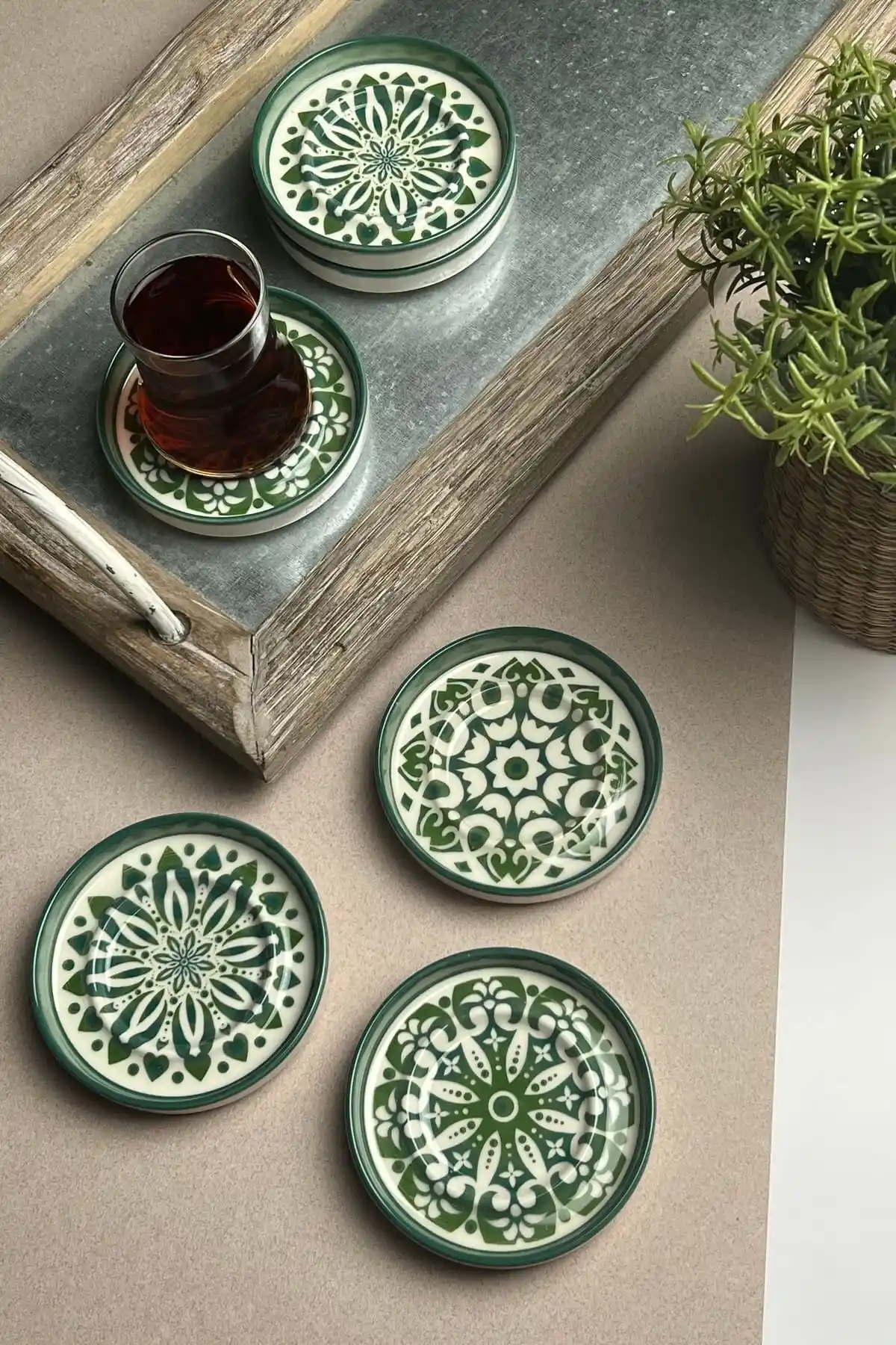 Stoneware Mozaik Yeşil Çay Tabağı Seti: Dayanıklı, Estetik ve Pratik Mutfak Aksesuarı