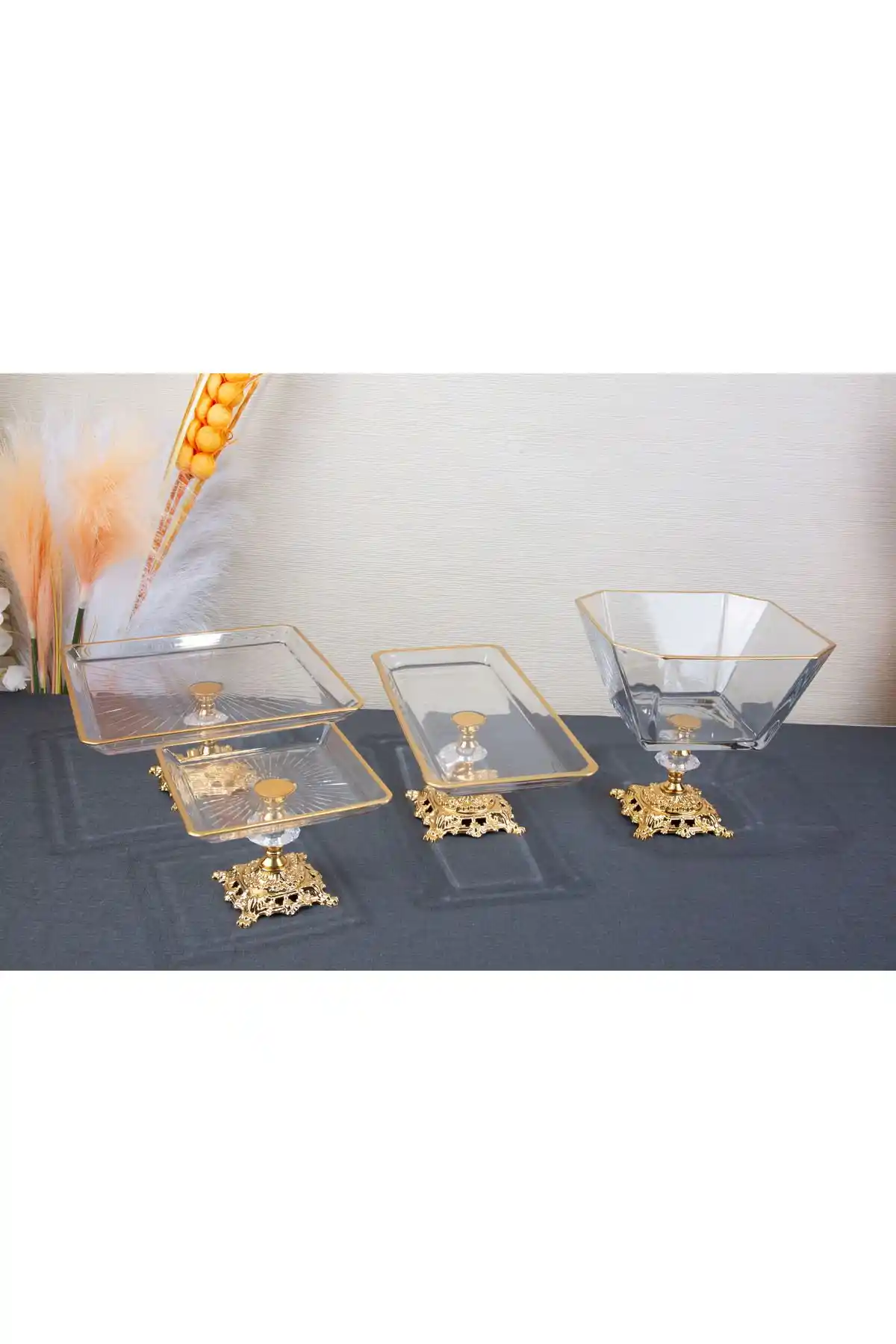 ARGKRİSTAL Gold Detaylı Metal Ayaklı 4 Parça Cam Sunum Seti Şık ve Dayanıklı Tasarım