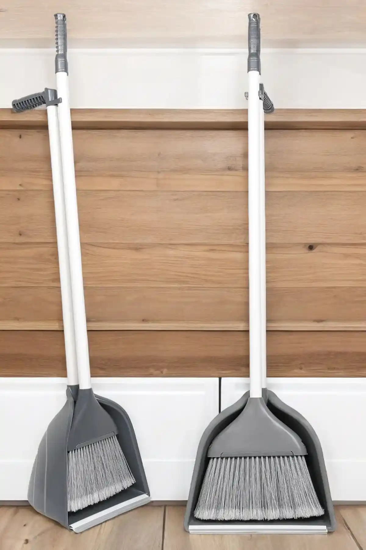 Ferah Plastik Lüks Kabinli Faraş Süpürge ve Flora Aqua Hazneli Süpürgeli Faraş Takımı Karşılaştırması