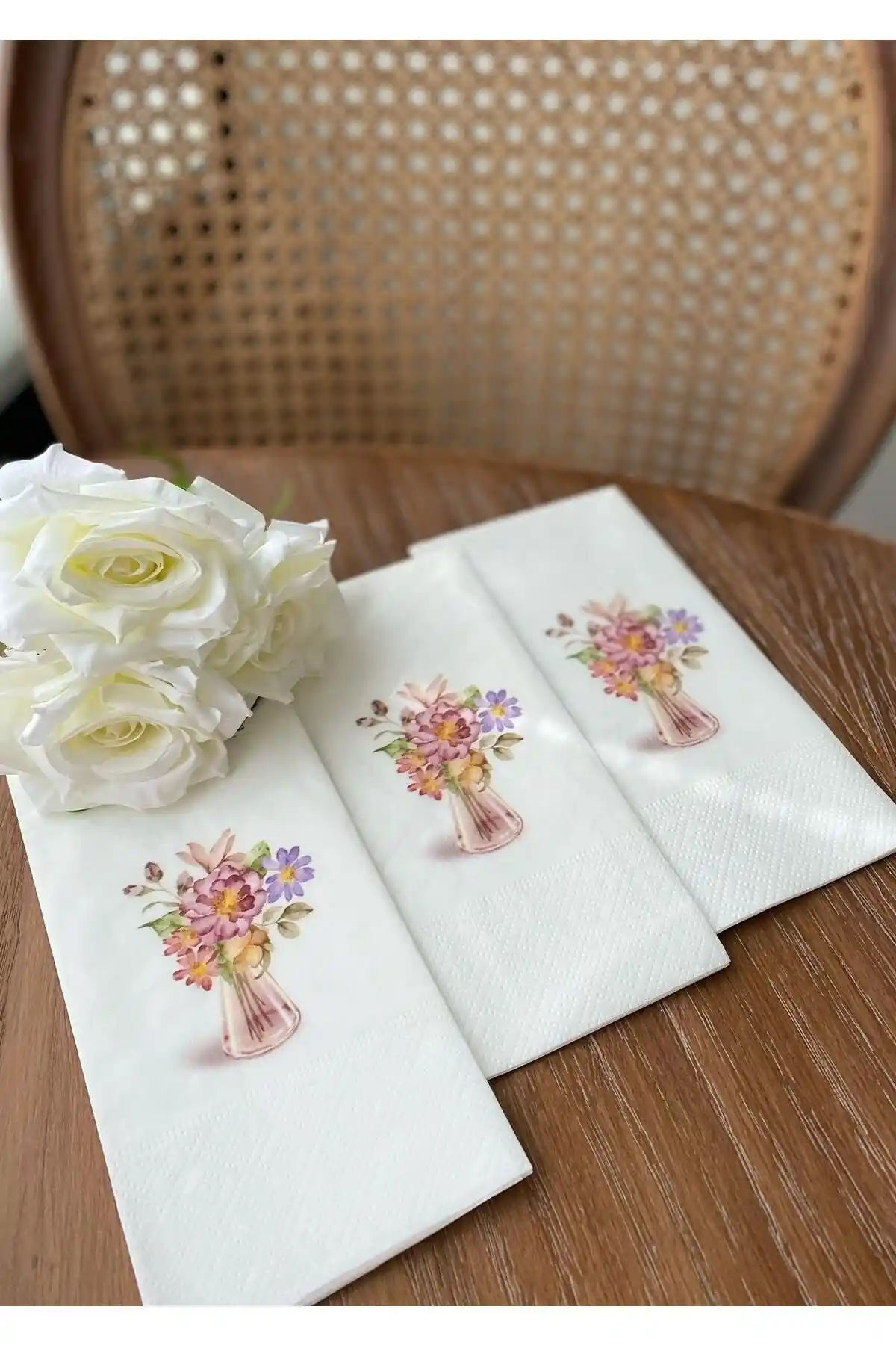 İki Popüler Sunum Peçetesi: Cam Vazo Çiçekler ve Balkabağı Tasarımları İncelemesi