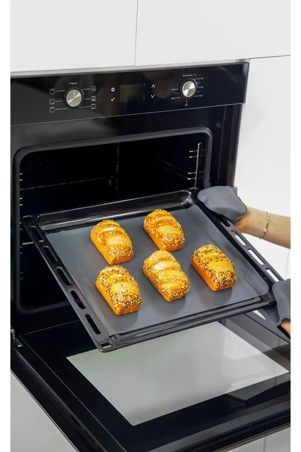 Silicone Baking Mat vs Washable Greaseproof Paper: Comparative Analysis for Kitchen Use