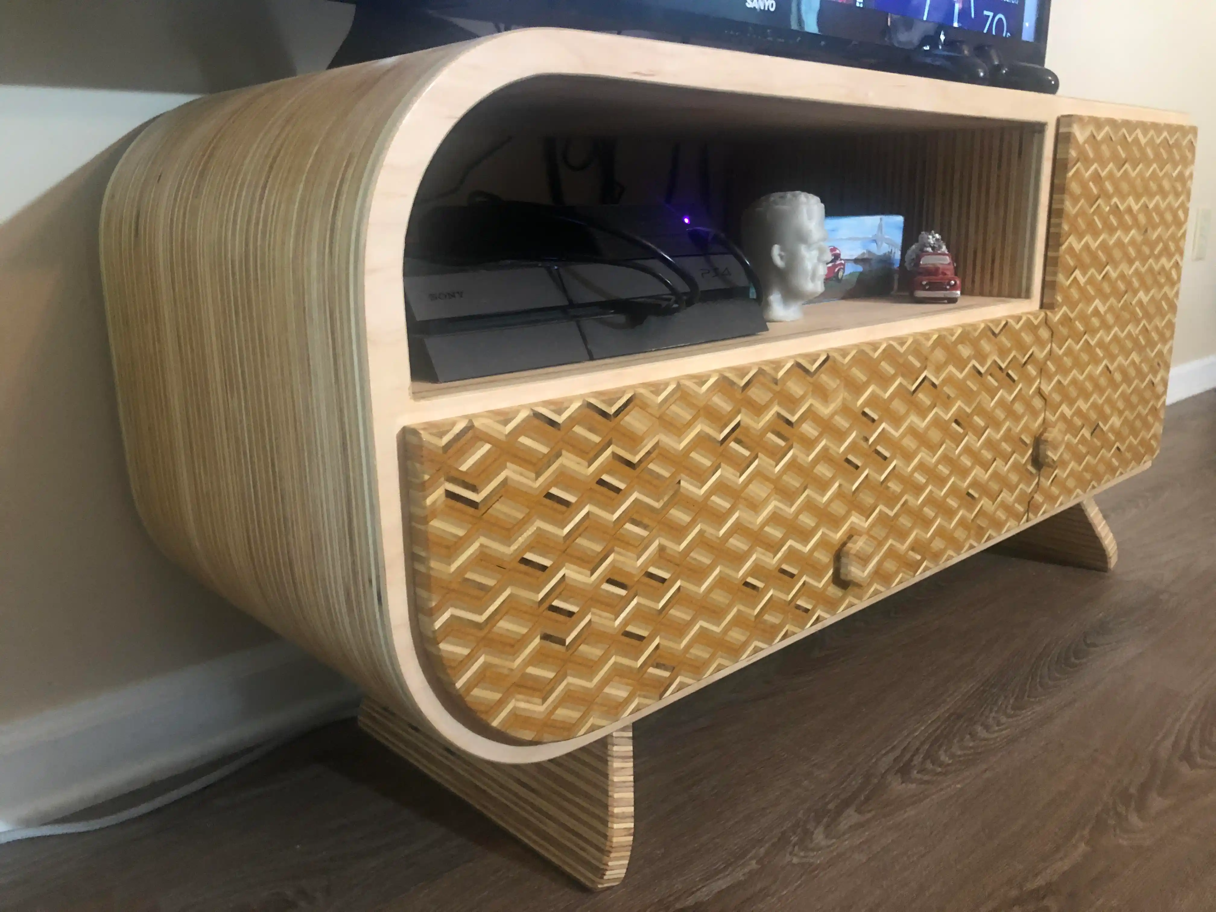 20 Katmanlı Kontrplak ve Altıgen Parçalarla Tasarlanmış Fonksiyonel TV Sehpası