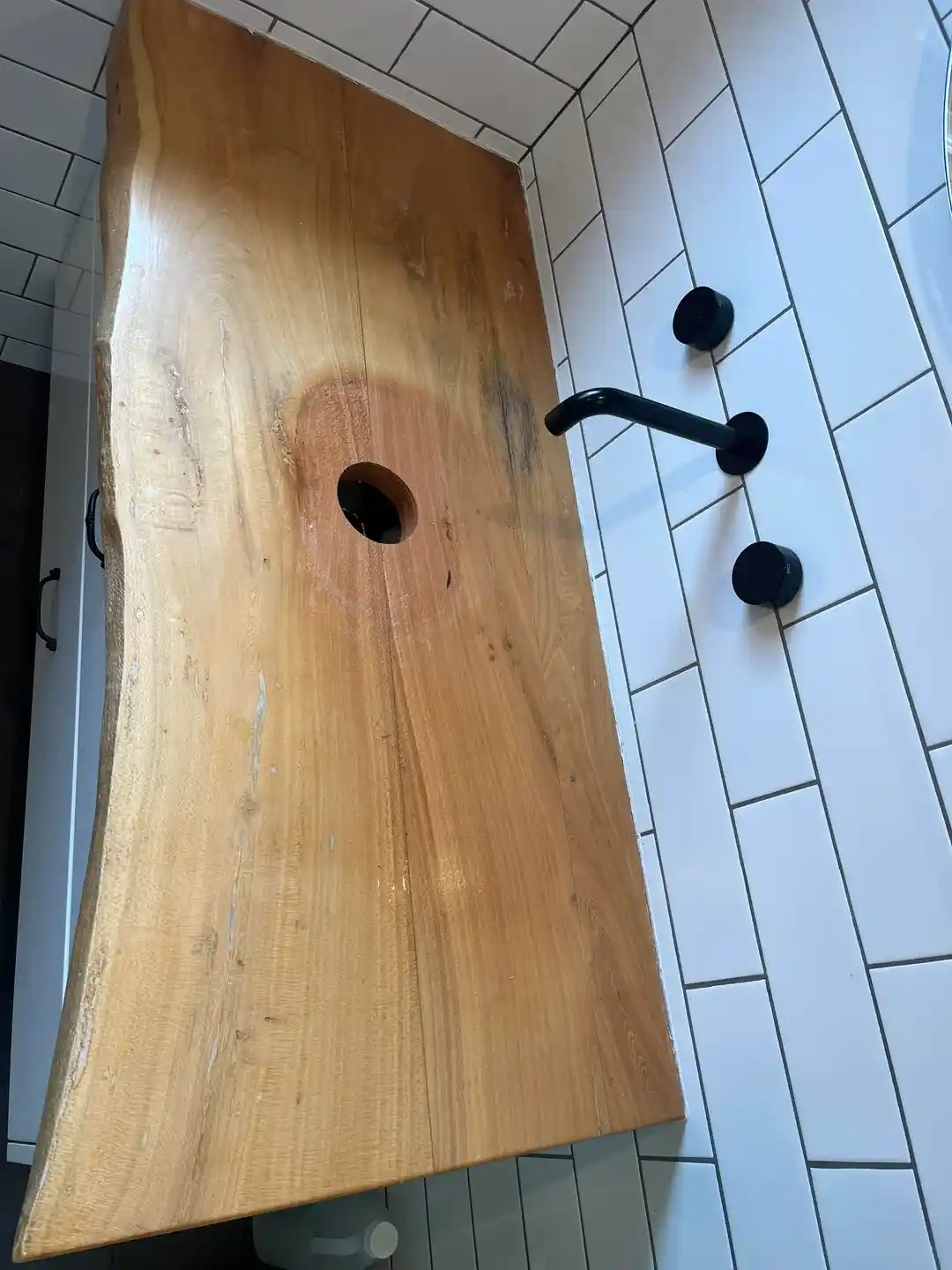 Ahşap Banyo Tezgahlarında Su Hasarının Onarımı: Doğru Yöntemler ve Koruma Teknikleri