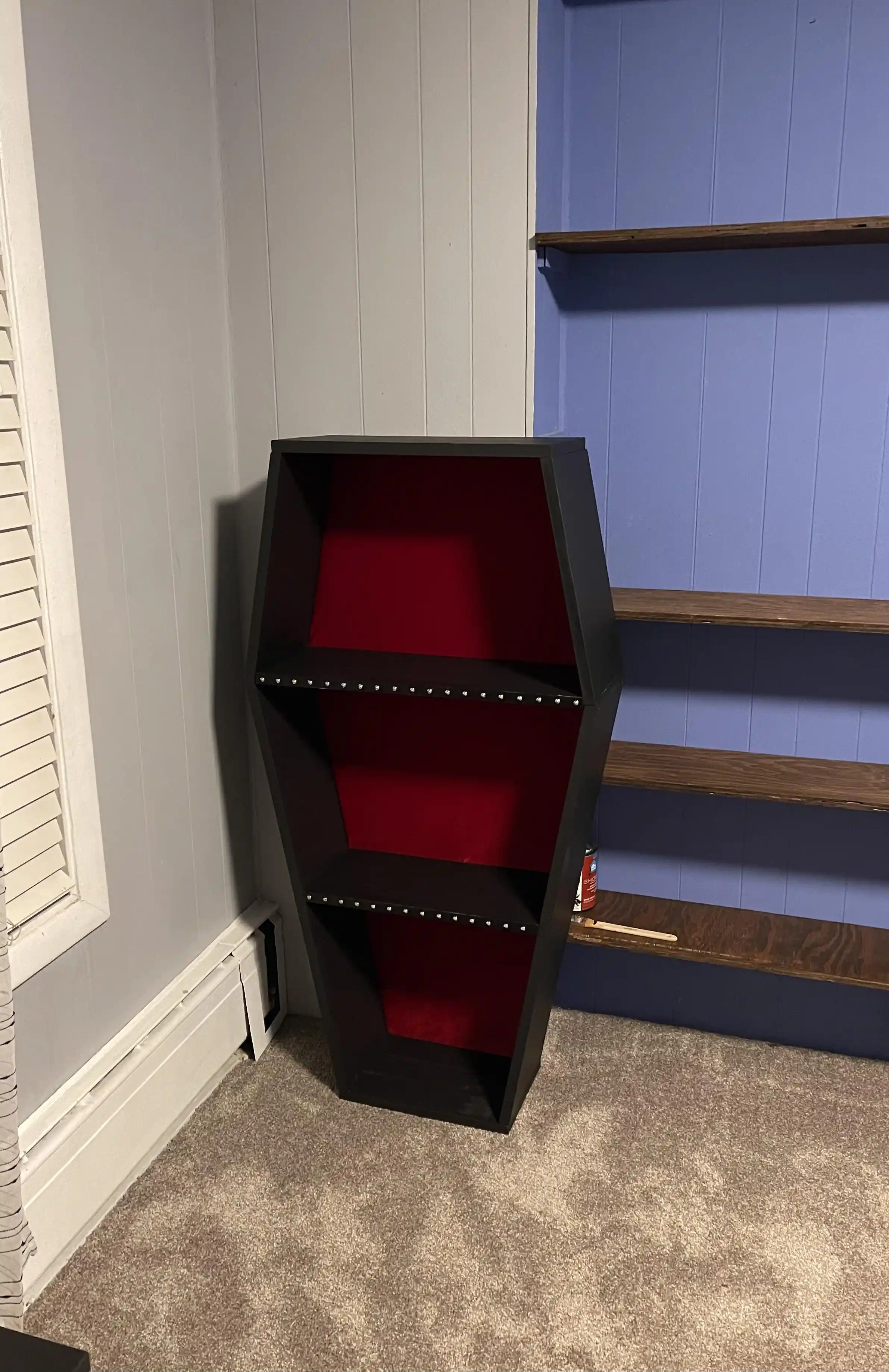 Ahşap İşçiliğinde İlk Adımlar: Tabut Şeklinde Kitaplık Tasarımı ve Deneyimleri