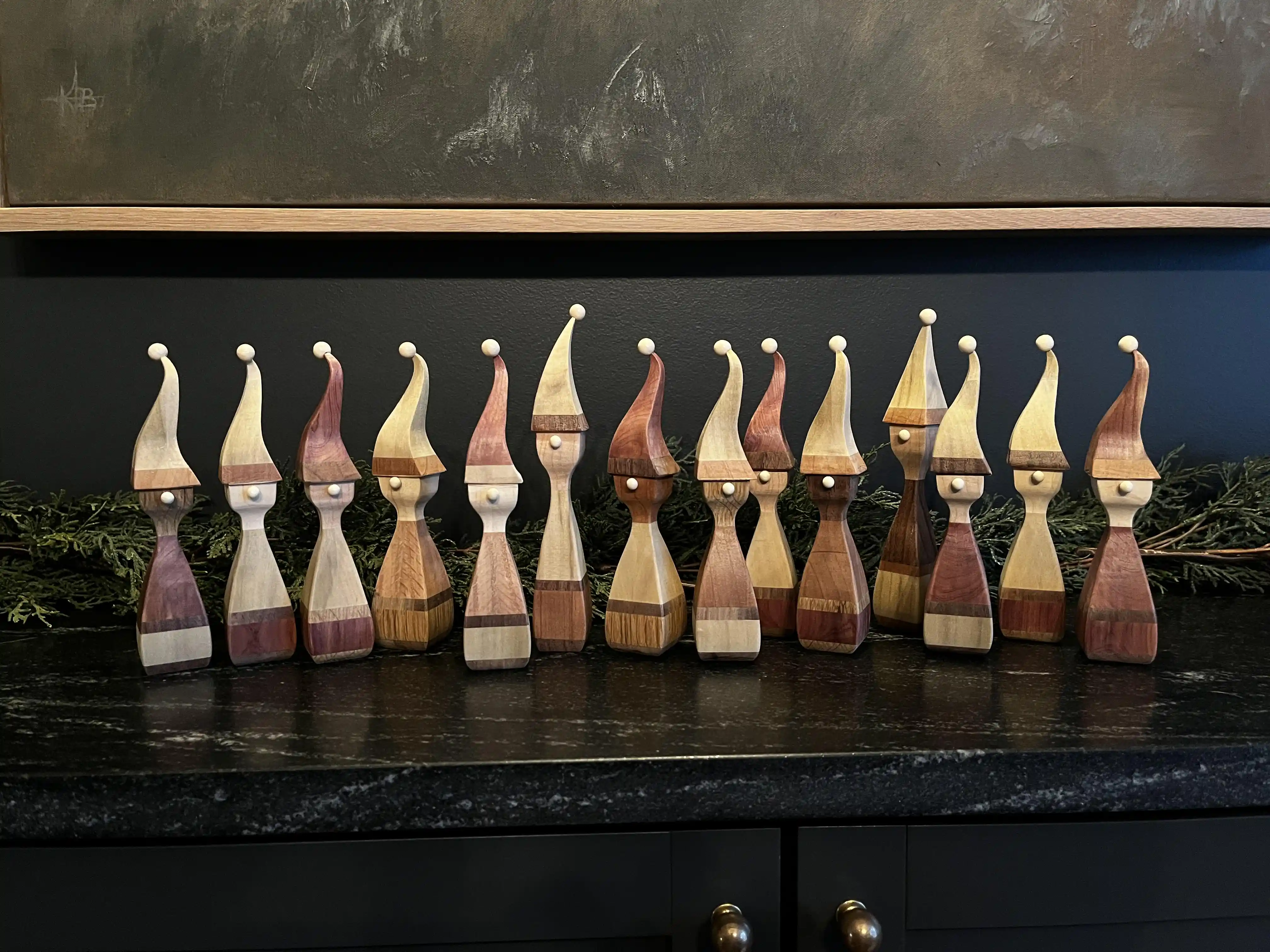 Ahşap Oyma Sanatında Yılbaşı Temalı Cüceler: Tasarım, Üretim ve Estetik Yaklaşımlar