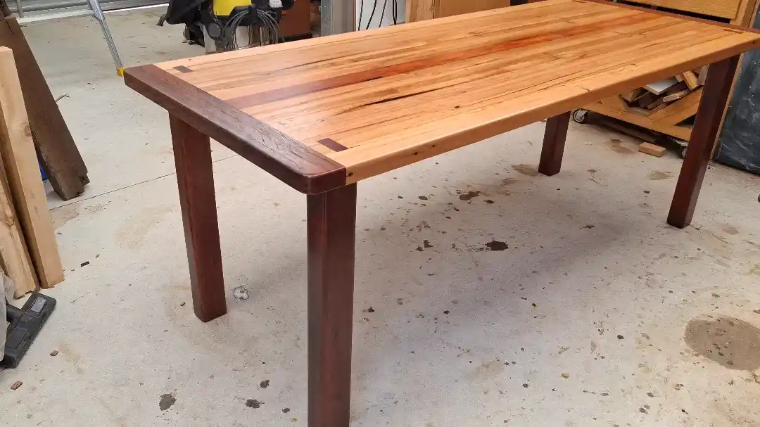 Avustralya Victoria Bölgesinden Geri Dönüştürülmüş Sert Ağaç Yemek Masası Tasarımı ve Malzeme Detayları