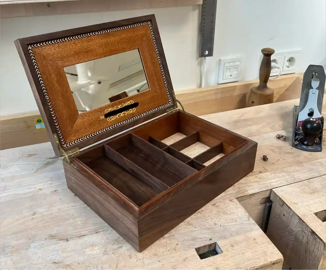 El Yapımı Mücevher Kutusu: Geleneksel Teknikler ve Modern CNC Teknolojisiyle Tasarım