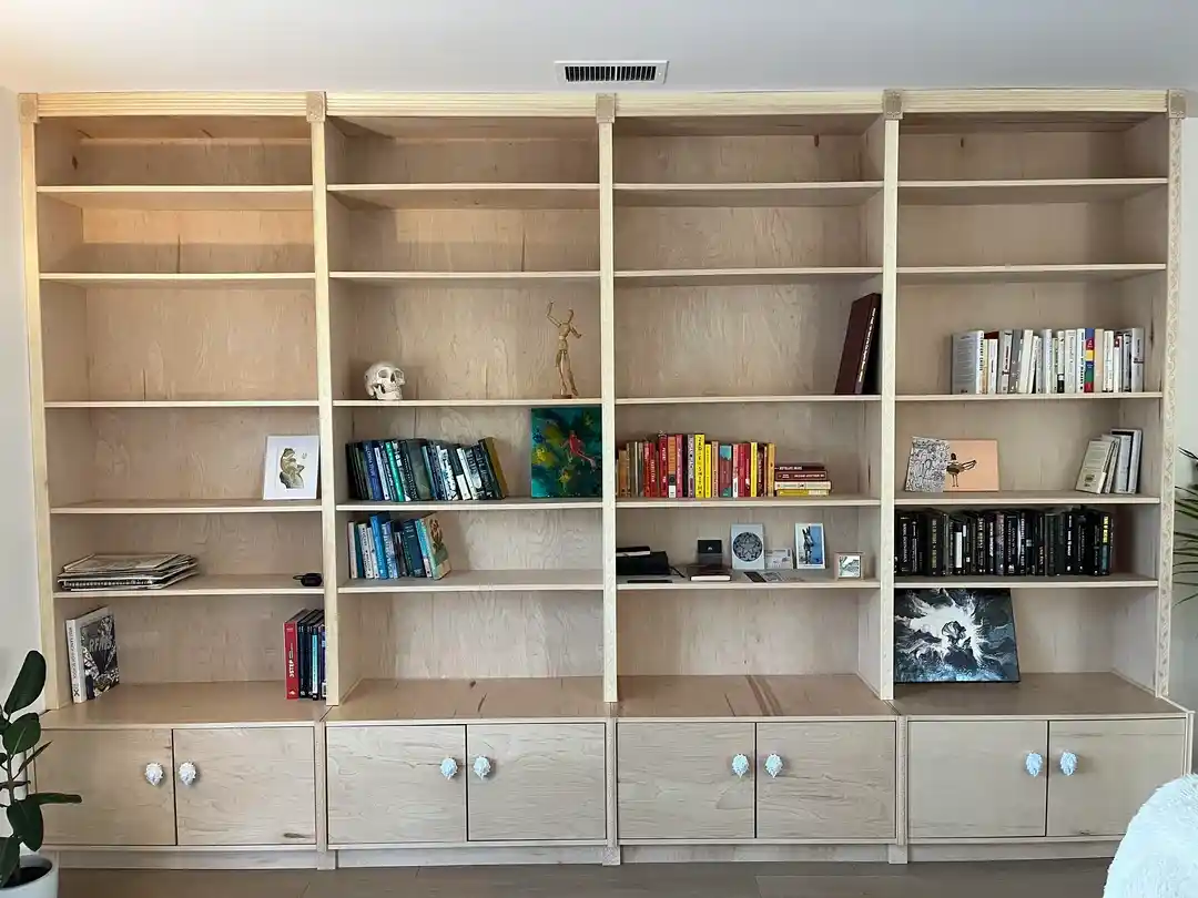 Loft Alanı İçin Kişiye Özel Tasarlanmış Gömme Raf Sistemi ve Tasarım Detayları