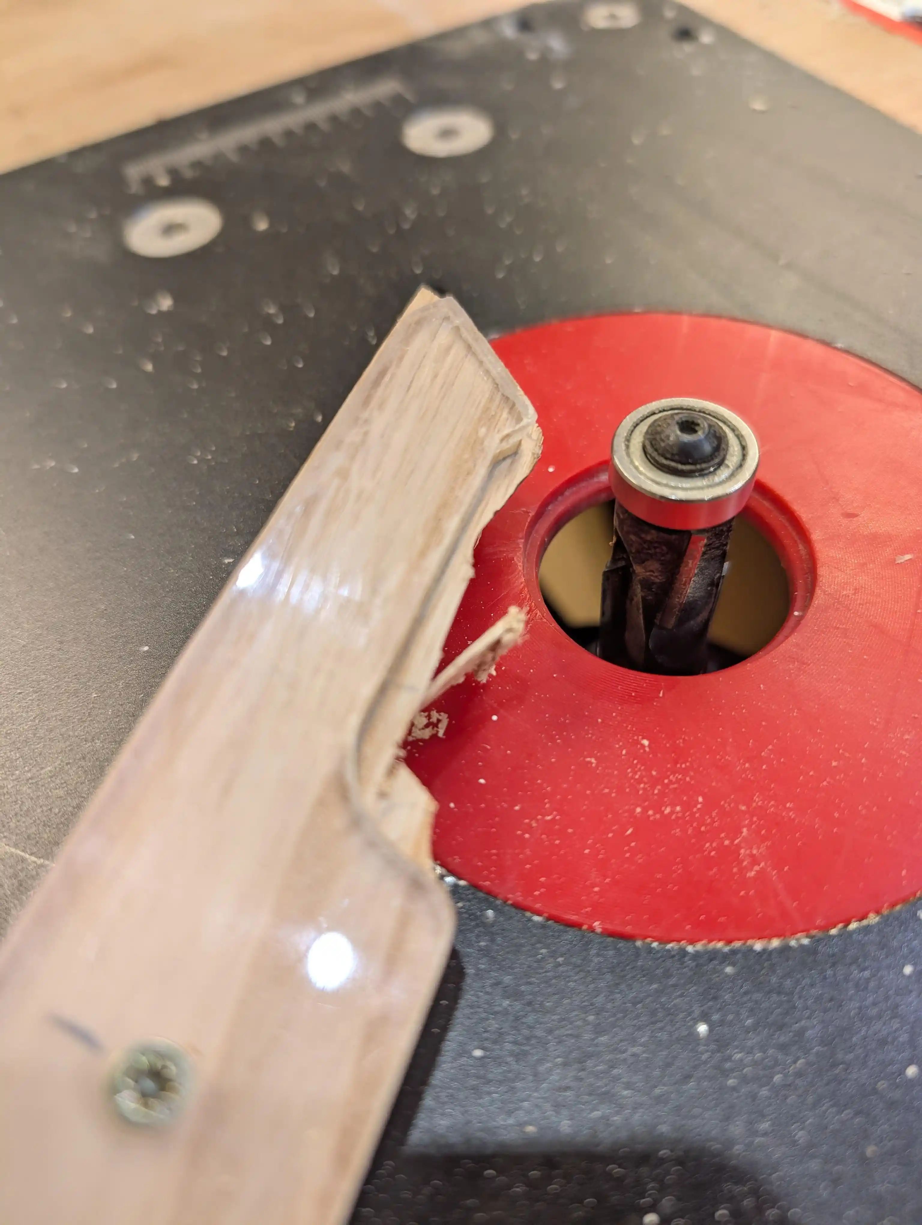 Router Masasında Akrilik Şablon ile Ahşap Profil Kesiminde Güvenlik ve Teknikler